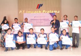 foto penghargaan anak karyawan berprestasi