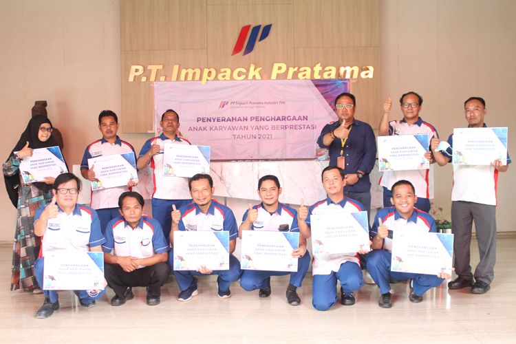 foto penghargaan anak karyawan berprestasi