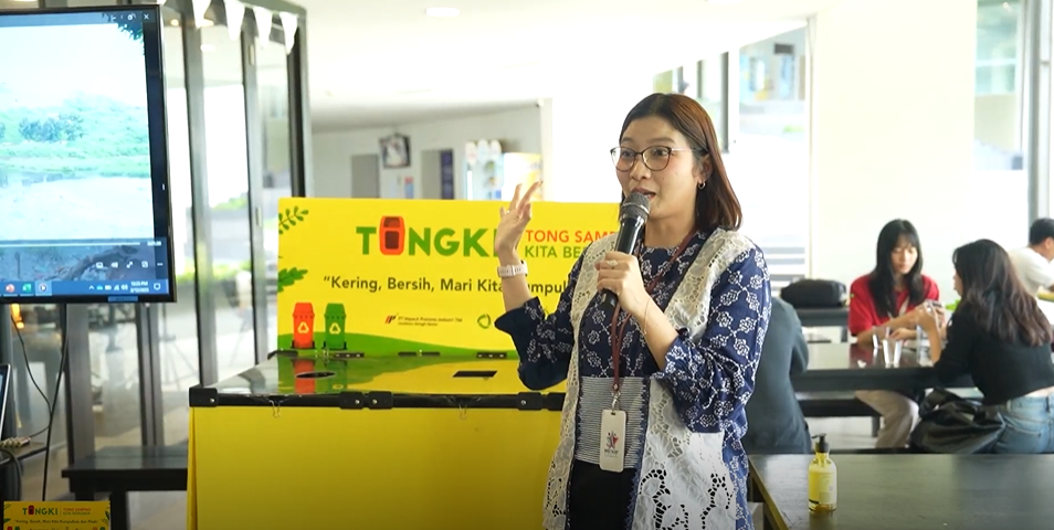 Staf BINUS University @Bekasi memimpin sesi sosialisasi untuk meningkatkan kesadaran tentang pemilahan sampah plastik yang benar melalui program TONGKI.