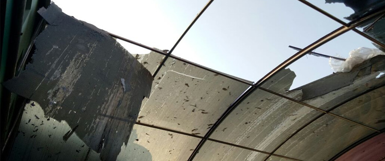 ciri atap kanopi rumah perlu diganti karena rusak
