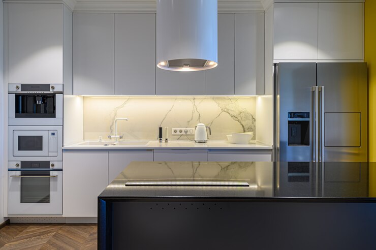 interior dapur mewah dengan desain minimalis warna silver abu-abu