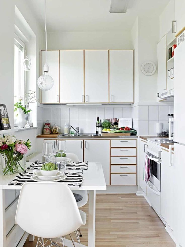 interior dapur minimalis sempit hemat ruang warna putih