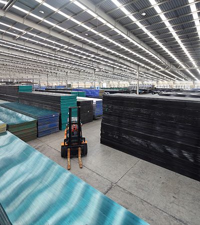 pabrik-impack-pratama-tampak-dalam-gudang-atap-plastik-terbesar-indonesia