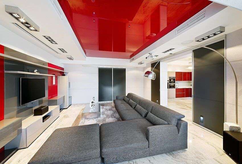 model plafon sederhana tapi mewah warna merah pada ruang keluarga